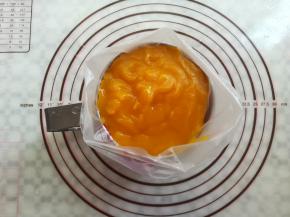 南瓜羊羹糊转入裱花袋里