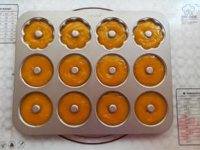 南瓜羊羹糊挤入学厨12连模具里，放入冰箱冷藏2小时以上