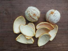 先将橙子外皮用盐搓洗干净，然后剥开取橙皮