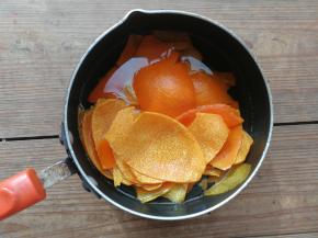 放入奶锅，加入清水（配方外），燃气灶先开大火煮开，然后转小火煮10分钟左右，主要是为了去除橙皮的苦涩味