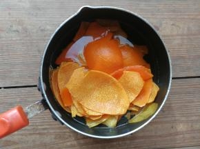 放入奶锅，加入清水（配方外），燃气灶先开大火煮开，然后转小火煮10分钟左右，主要是为了去除橙皮的苦涩味