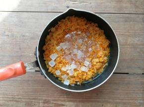 将煮好的橙皮捞出，倒掉煮橙皮的水，然后将橙皮切成丁，放入锅中，加入水、麦芽糖和冰糖