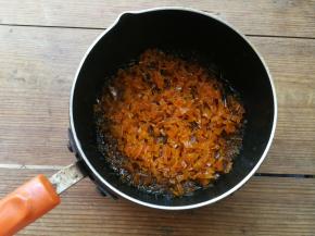 在燃气灶上小火煮，直至橙皮丁变成透明状，糖汁也变得很浓稠，糖渍橙皮丁就做好了