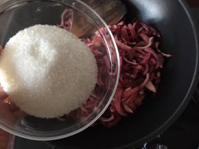 然后将切好的百香果倒入锅中，加入白砂糖