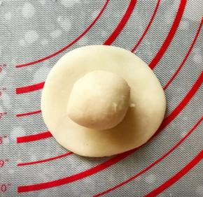 水油皮面团按扁，把油酥面团包进去揉圆，静置15分钟