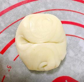 两边往中间收，再按扁擀圆