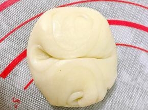 两边往中间收，再按扁擀圆