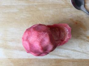 百香果去皮，然后在果子的顶端开盖