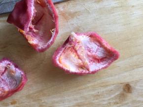 撕去里面的白色薄膜