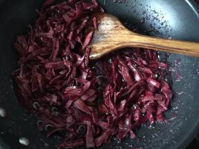 一直煮至收汁时转小火，此刻要用铲不断的翻拌