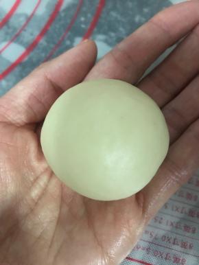 一定要揉圆，这个跟蛋黄酥不一样哦