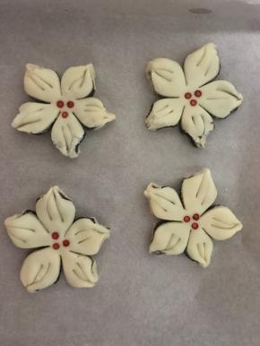 中间用红色色素点几点当花蕊