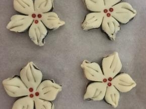 中间用红色色素点几点当花蕊