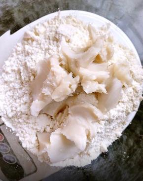 油酥部分材料揉成面团