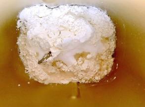 水油皮部分丢进面包桶，搅拌15分钟，和面完成后再静止半小时