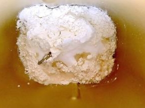 水油皮部分丢进面包桶，搅拌15分钟，和面完成后再静止半小时