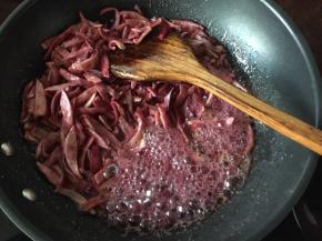 不用理它，继续煮，煮的时候要用铲子翻拌