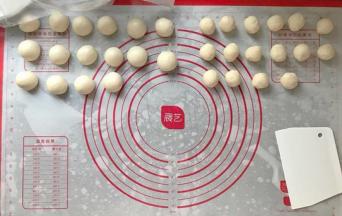 把水油皮面团和油酥面团都均匀分成16份