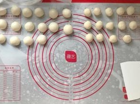 把水油皮面团和油酥面团都均匀分成16份