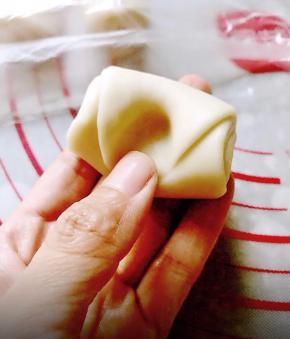 用大拇指在面团接口处按个深窝