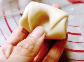 用大拇指在面团接口处按个深窝