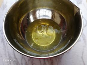 分离蛋白，烤箱150度预热10分钟。