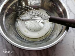 纯牛奶，玉米油搅拌。