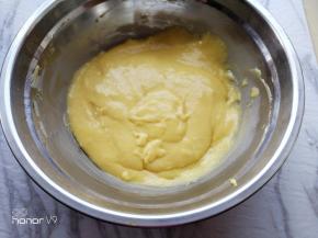 搅拌好的蛋黄糊。