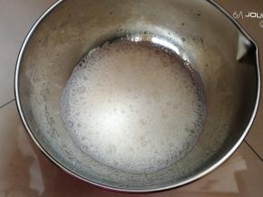 蛋白里面加入几滴白醋，低速打发到鱼眼泡状态，加入第一次的细砂糖打发。