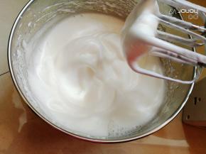 到比较细腻的时候放入第二次的细砂糖中速打发。