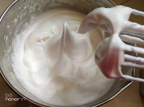 到弯钩状态放入最后的细砂糖低速打发。