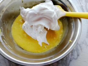 取1/3的蛋白到蛋黄糊里面切拌操作。