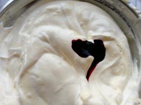 放入5克的红丝绒液。