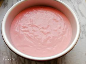 装入蛋糕模具里面，轻震几下模具。