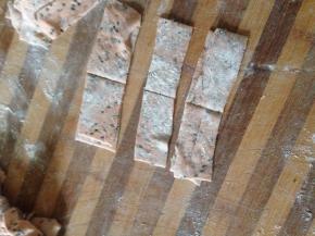 每组中间割一条口  两边不要隔断 上下要割透 3*8里面的面片比较合适  也可以按照自己喜欢的尺寸