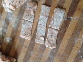 每组中间割一条口  两边不要隔断 上下要割透 3*8里面的面片比较合适  也可以按照自己喜欢的尺寸