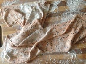 面和好  醒15~20分钟  撒干粉 用压面机压成薄片 擀面杖擀也可以 擀出来的面片越薄越好  成品更香脆 不艮