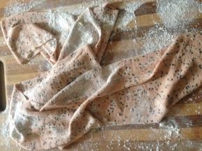 面和好  醒15~20分钟  撒干粉 用压面机压成薄片 擀面杖擀也可以 擀出来的面片越薄越好  成品更香脆 不艮