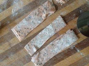 擀好的面片切成长条