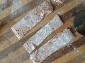 擀好的面片切成长条
