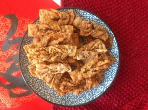 炸到两面金黄 出锅  加糖的炸的温度要比原味的低一些 更容易上色