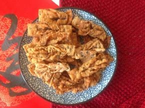 炸到两面金黄 出锅  加糖的炸的温度要比原味的低一些 更容易上色