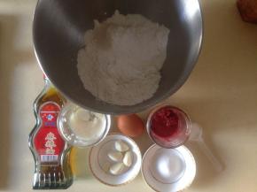 准备好材料 蒜和腐乳加一部分的水打成泥 备用