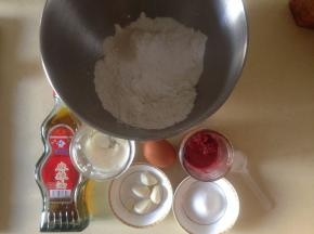 准备好材料 蒜和腐乳加一部分的水打成泥 备用