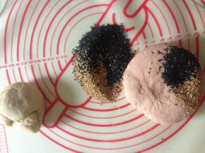 黑白芝麻 最好在上一步一起加入面团  面和上了才发现芝麻没了 所以是分开的两步 加入猪油 不喜欢的 用植物油也可以 揉匀