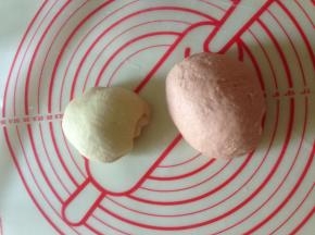 面粉加鸡蛋  盐（量按自己口味加  我喜欢略咸的 大约加5克）和匀 分成两份  其中一份加水 和成饺子皮硬度的面团 另一份加入刚才打好的蒜和腐乳汁 麻辣油和少量的糖  适量的水也和成光滑的面团（糖按个人口味加  不要太多 多了炸的时候容易糊 ）