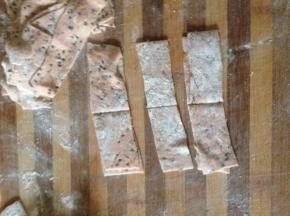 两片叠成一组 片与片之间要有干粉 不能粘在一起  要不然炸的时候不脆