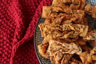 炸好的排叉 捞出 放到有篦子或者吸油纸的容器里 控油 再 放到干净的容器里  北方的室内 不存在返潮的问题 几天都是香脆的  当然了 也没放过太长的时候 基本上 一会抓几个很快就吃完了