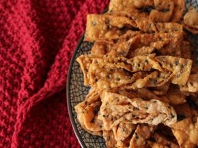 炸好的排叉 捞出 放到有篦子或者吸油纸的容器里 控油 再 放到干净的容器里  北方的室内 不存在返潮的问题 几天都是香脆的  当然了 也没放过太长的时候 基本上 一会抓几个很快就吃完了