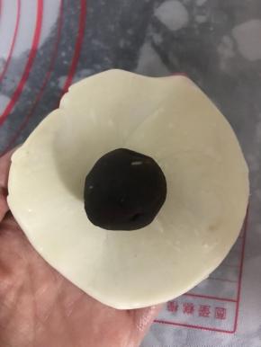 包入豆沙，揉圆